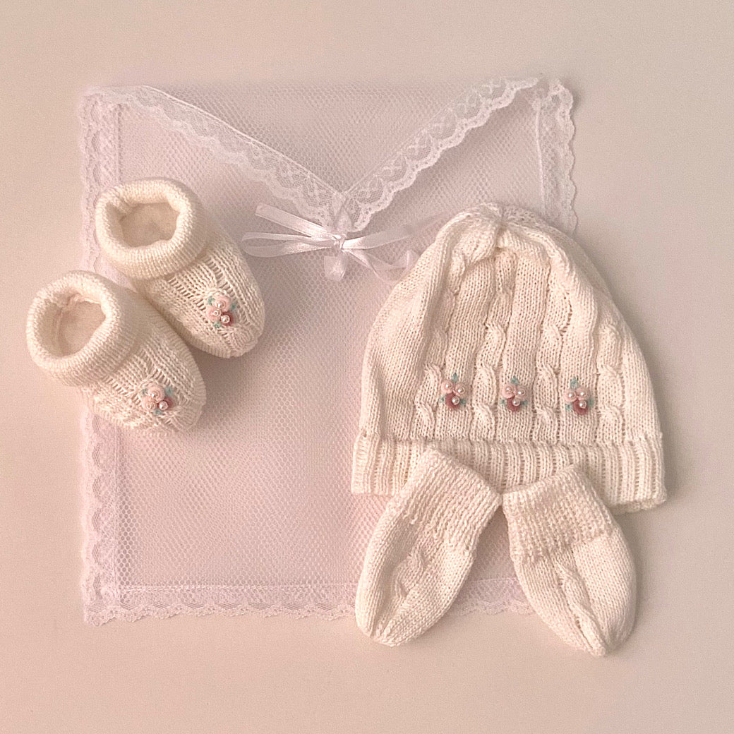 Kit com Gorro, Luvas e Sapatinho Rococó