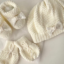 Carregar imagem no visualizador da galeria, Kit com Gorro, Luvas e Saptinho
